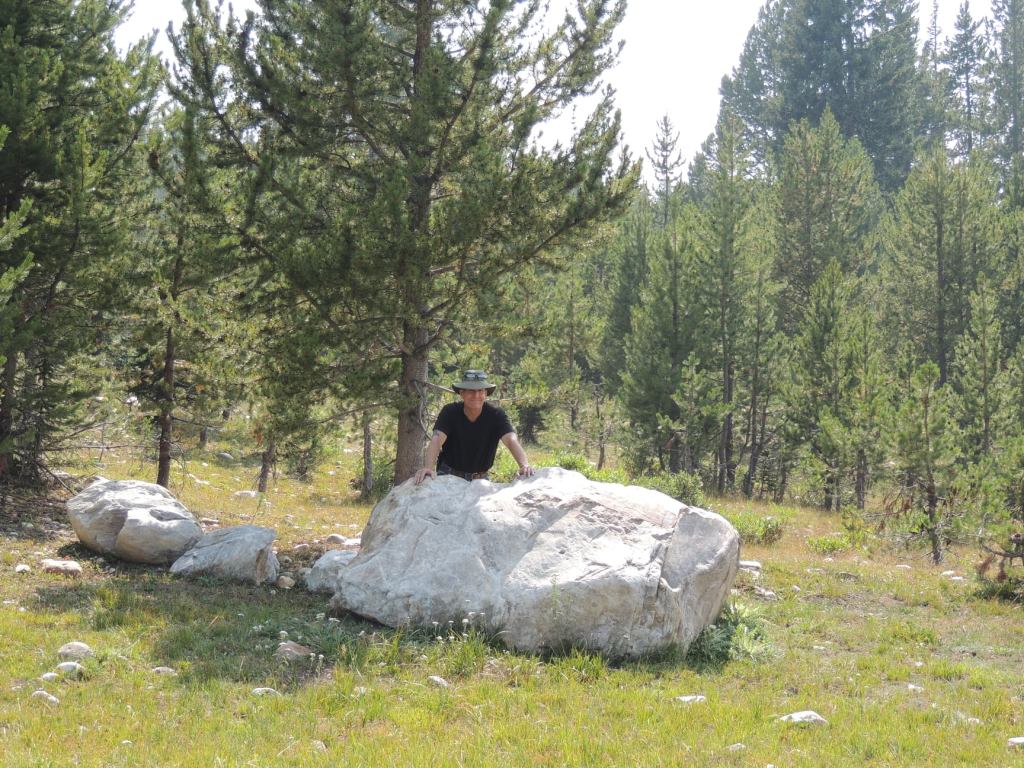 This image has an empty alt attribute; its file name is rv-me-rock.jpg